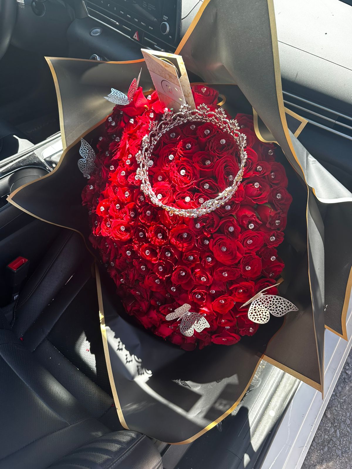 Ramo 300 rosas con diamantes y corona