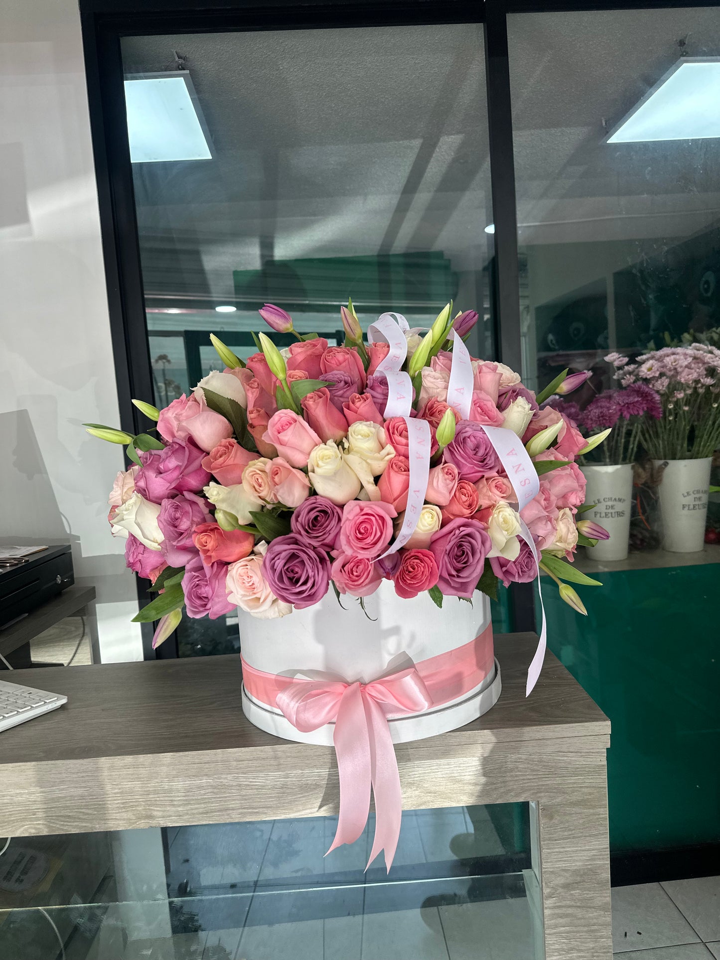 Arreglo Exclusivo en Caja Redonda: 300 Rosas y 30 Tulipanes Premium