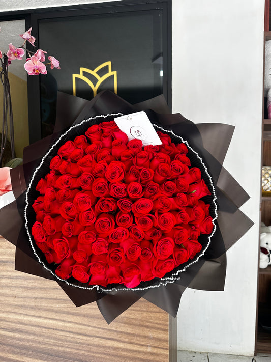 Pasión infinita Bouquet 100 Rosas rojas con malla perla
