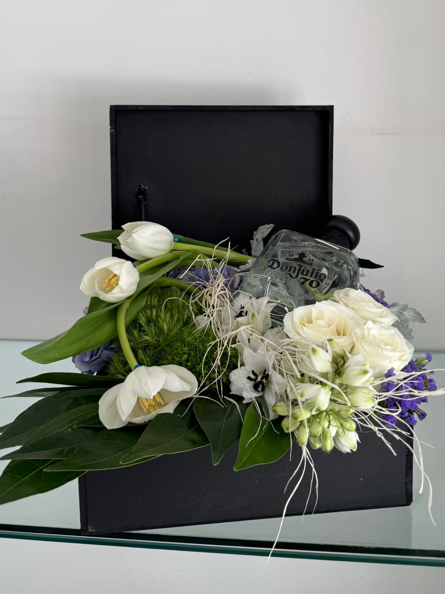 Caja Premium Don Julio 70 & Tulipanes Blancos