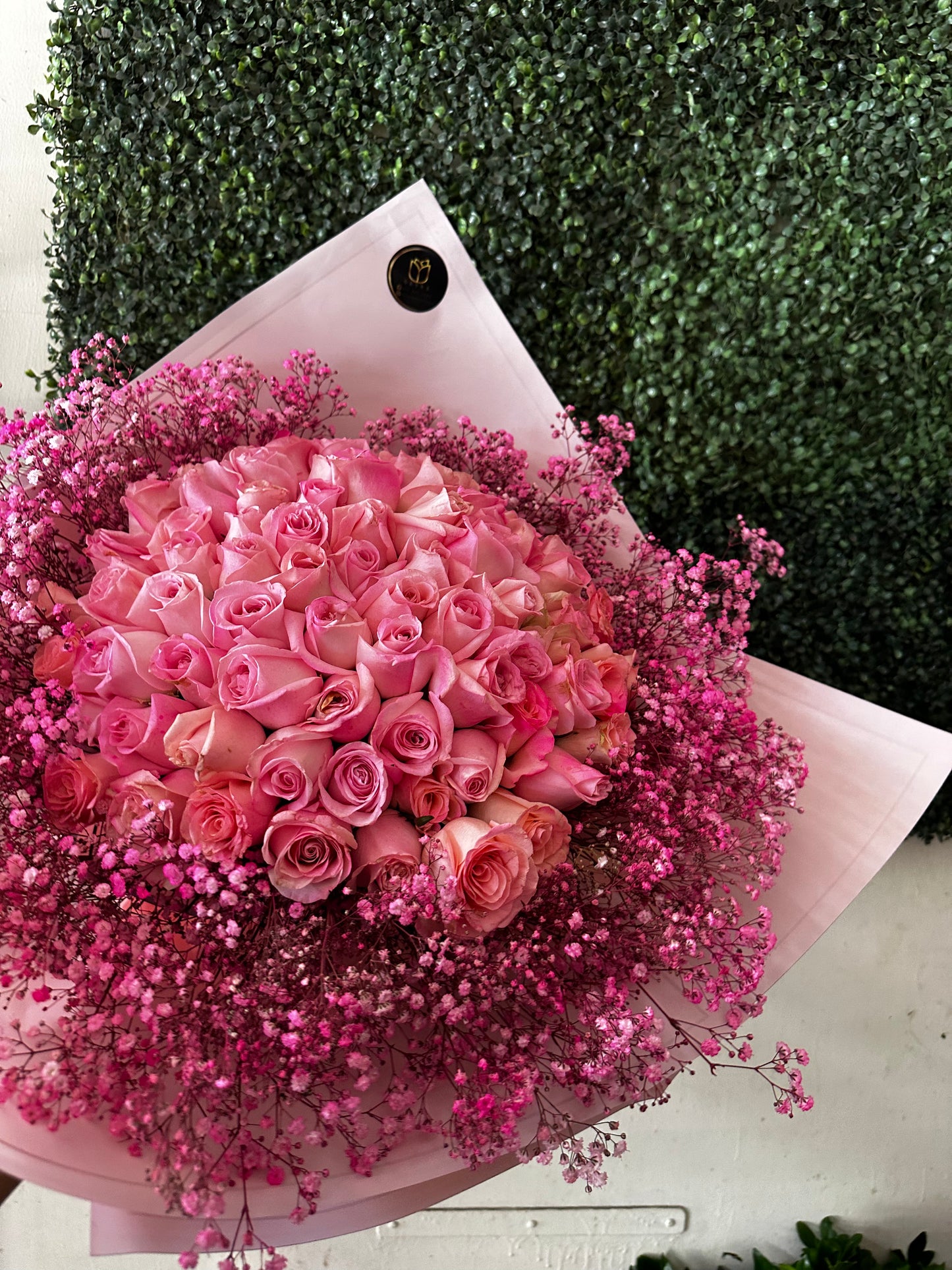 Ramo rosas rosas con gypso