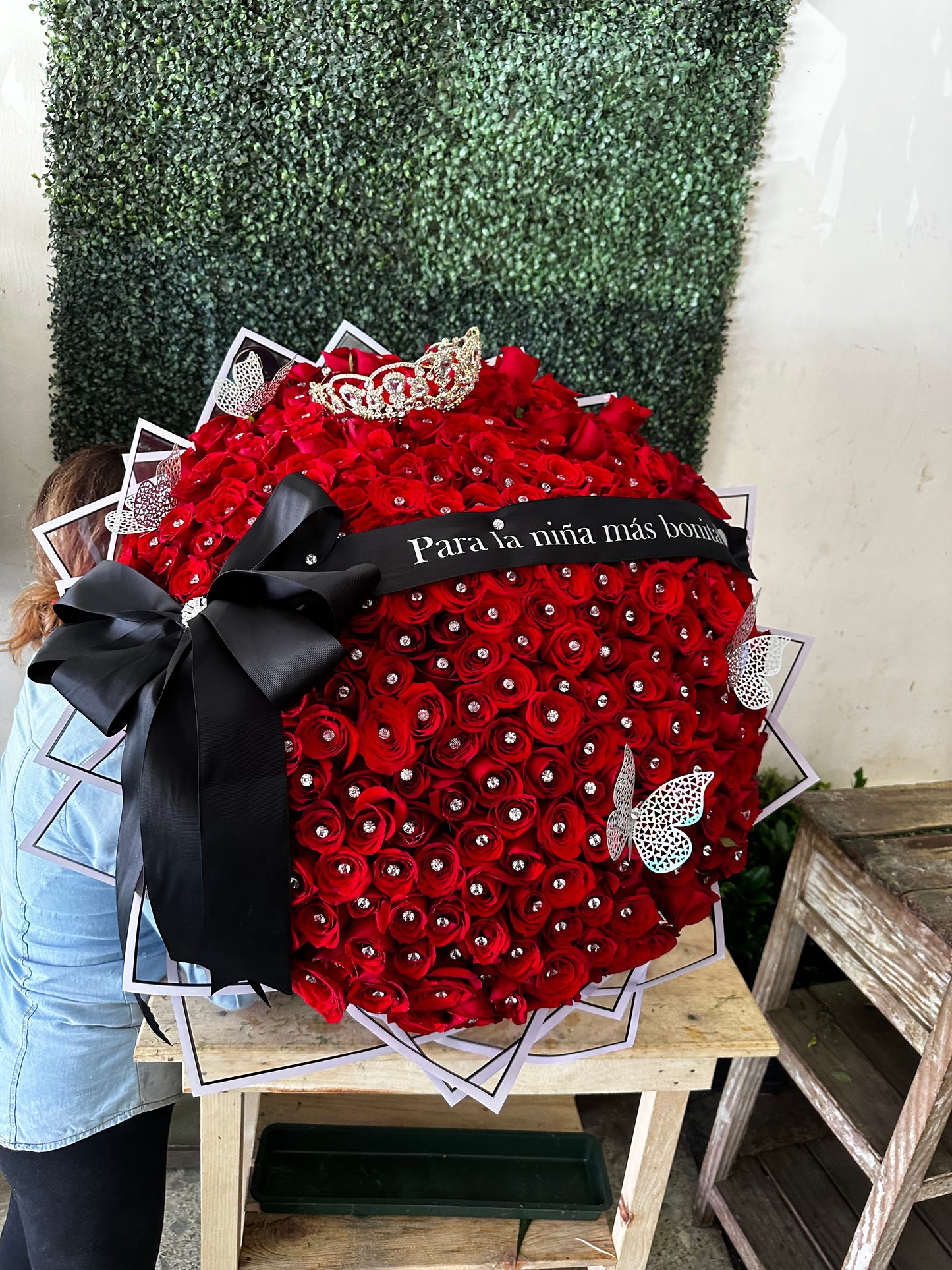 Ramo buchon 300 rosas con moño y diamantitos