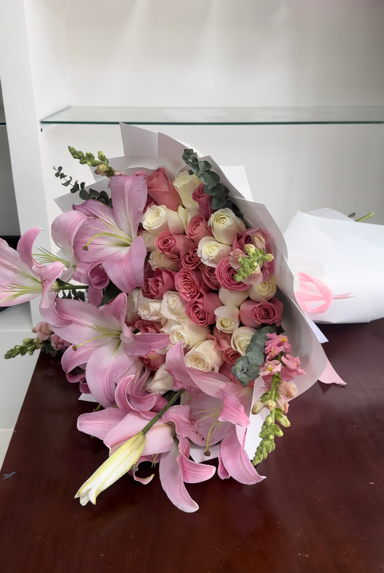 Ramo "Aroma Inolvidable": Lirios Acapulco y 72 Rosas