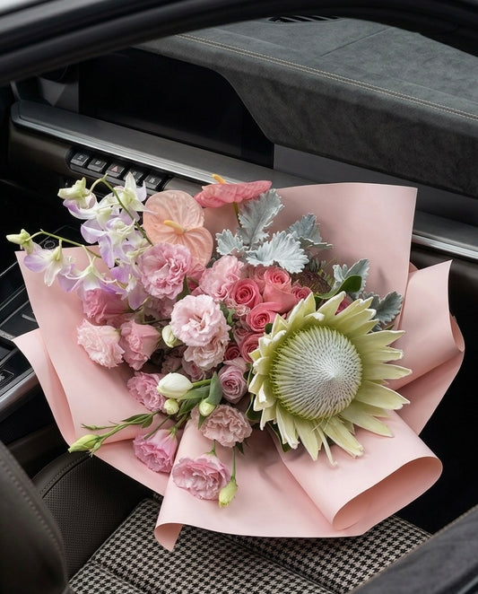 Ramo "Majestad Exótica" con Protea King y Orquídeas