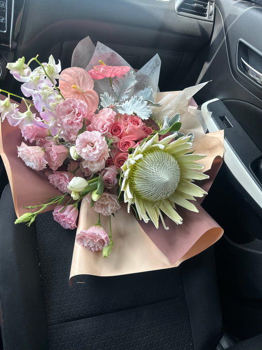 Ramo "Majestad Exótica" con Protea King y Orquídeas