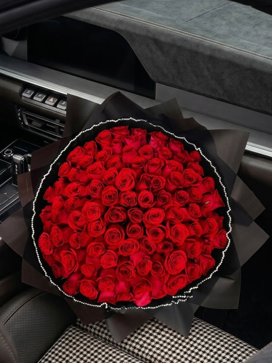 Pasión infinita Bouquet 100 Rosas rojas con malla perla