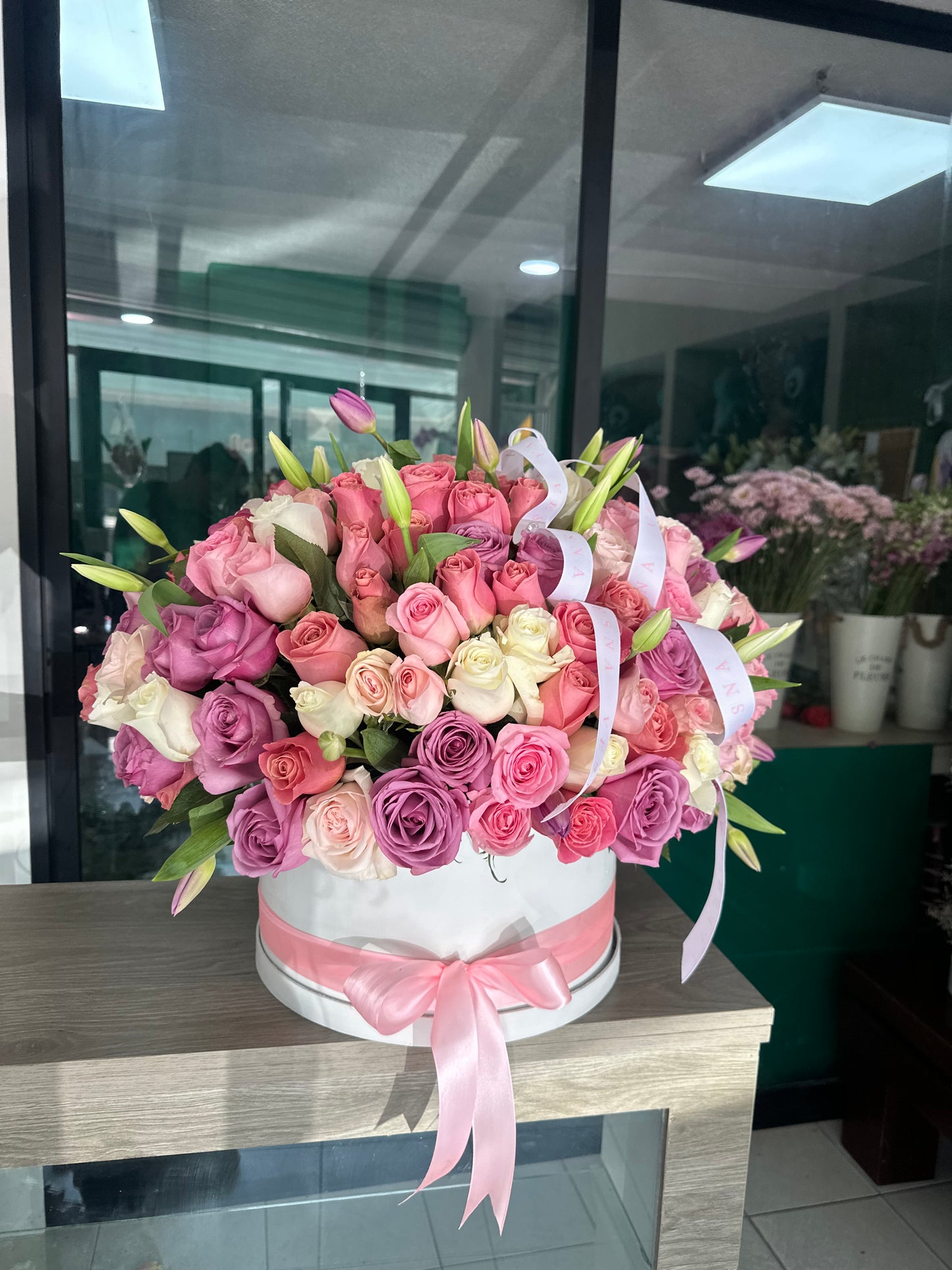 Arreglo Exclusivo en Caja Redonda: 300 Rosas y 30 Tulipanes Premium