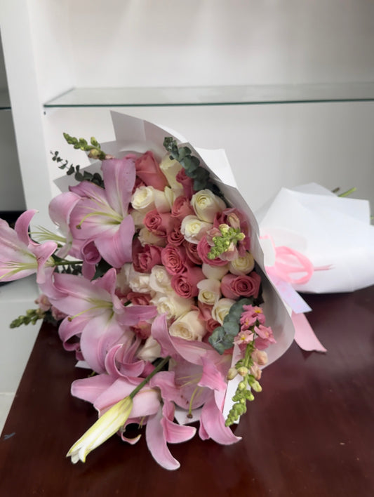 Ramo "Aroma Inolvidable": Lirios Acapulco y 72 Rosas