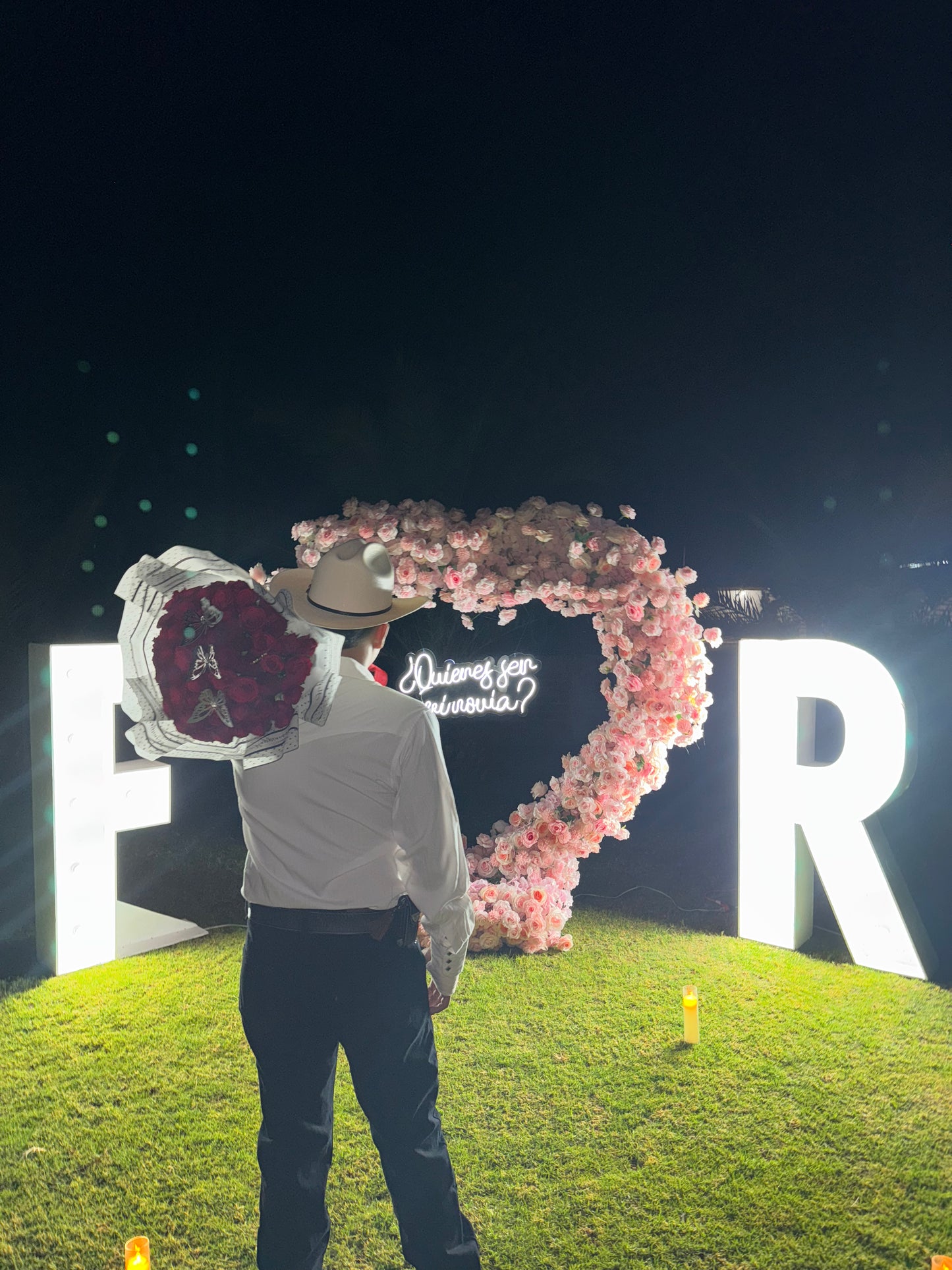 "QUIERES SER MI NOVIA" Renta Corazón Gigante De rosas Rosa/Rojo Con 2 Iniciales De 1,45 Mts