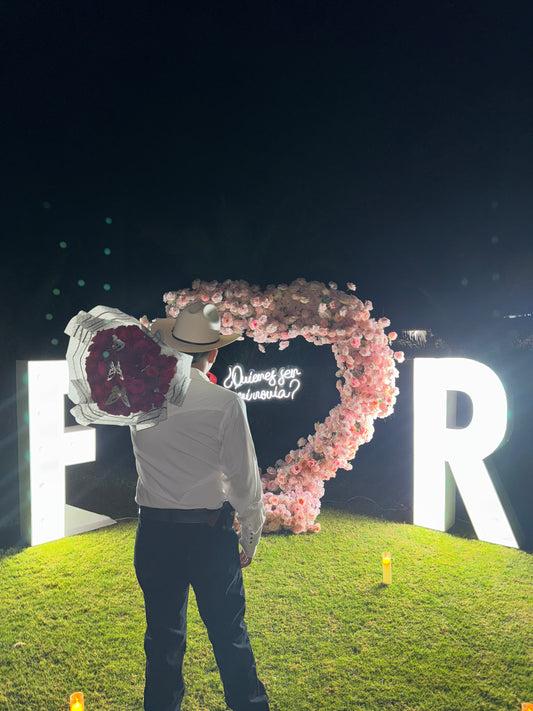 "QUIERES SER MI NOVIA" Renta Corazón Gigante De rosas Rosa/Rojo Con 2 Iniciales De 1,45 Mts