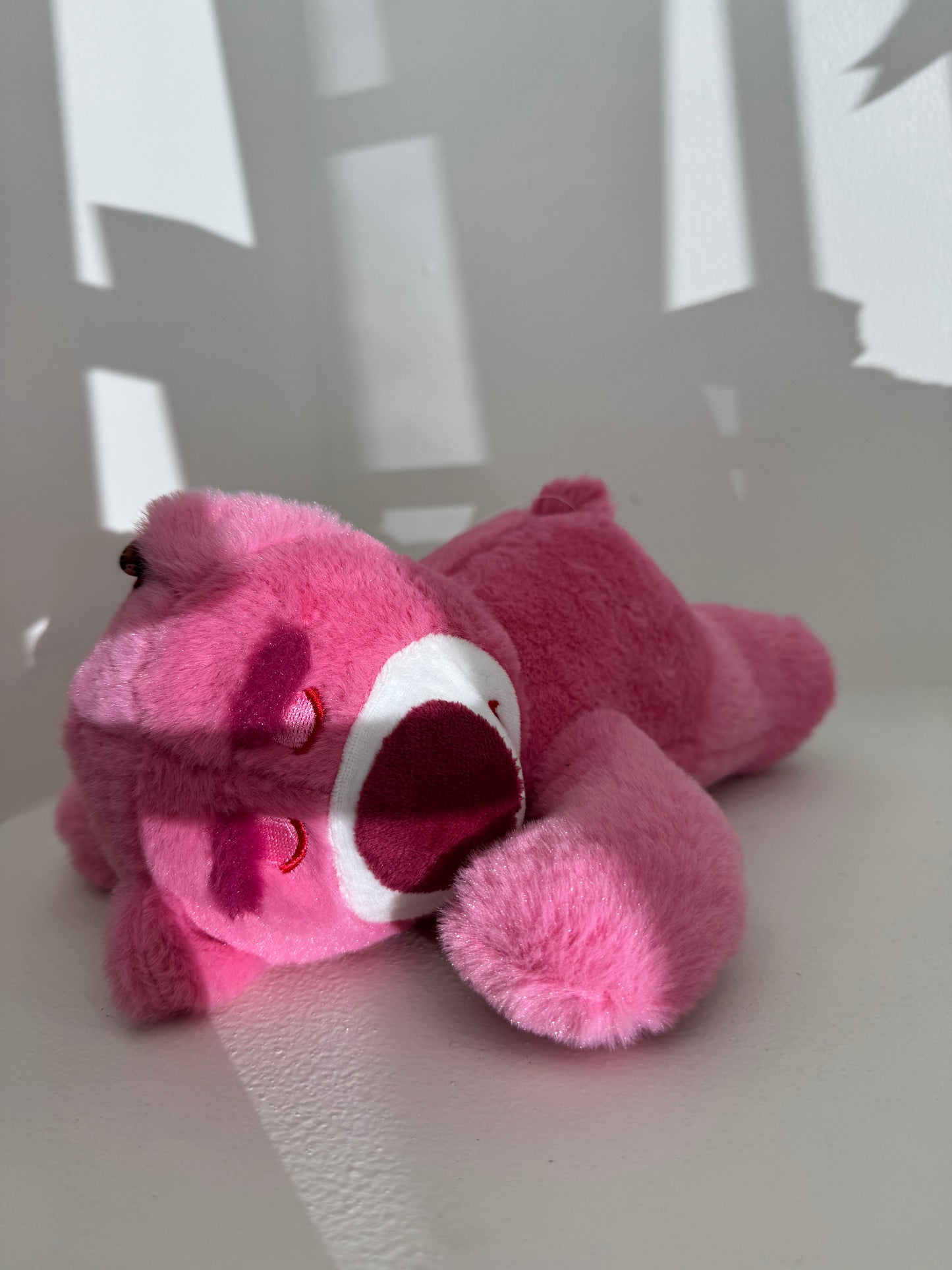 Peluche Lotso acostado pequeño 25cm