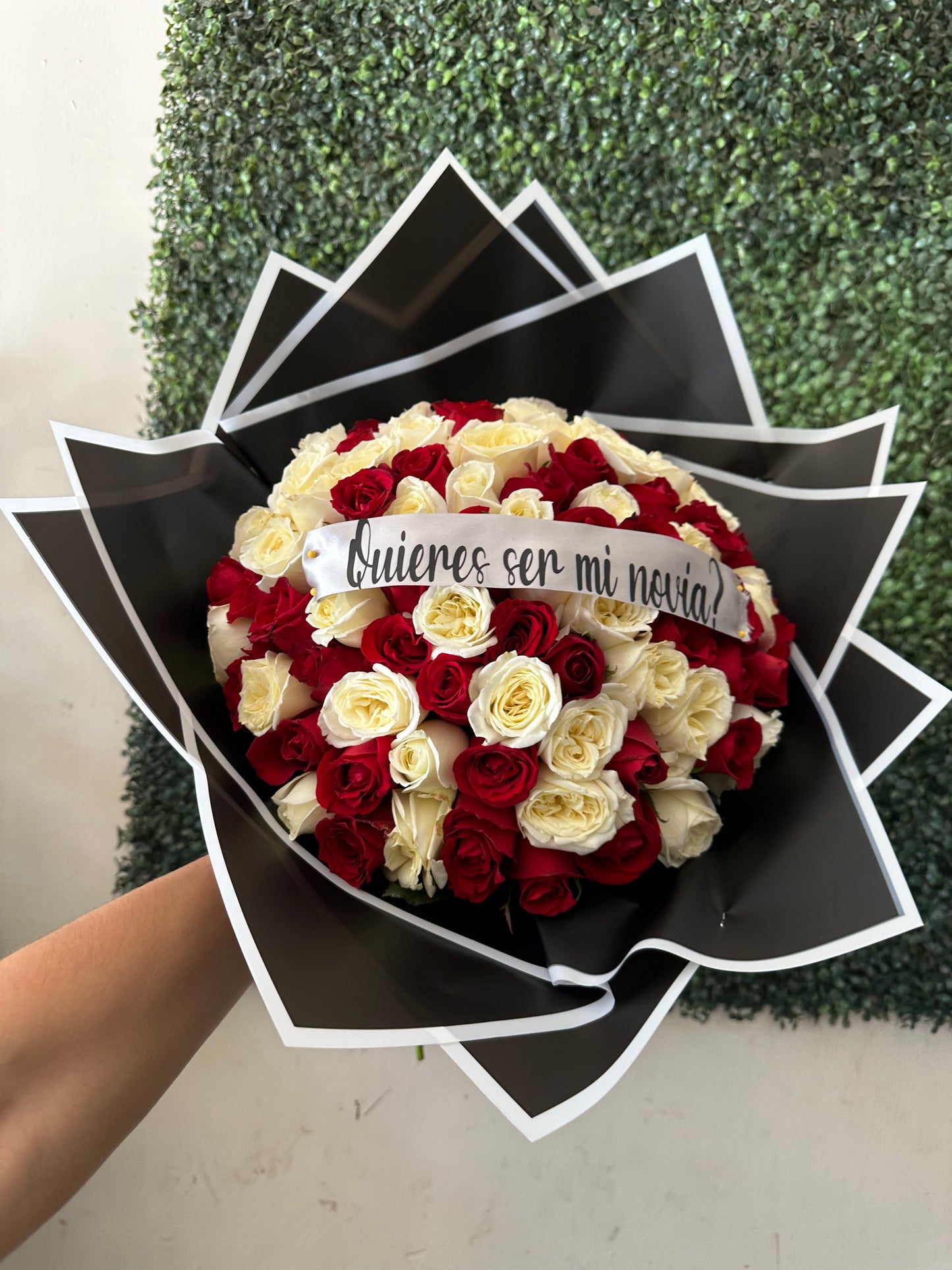 Ramo De 100 Rosas Con Frase " ¿Quieres Ser Mi Novia? "