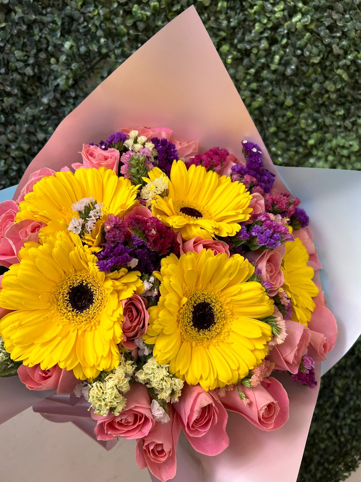 Ramo de rosas con gerberas amarillas